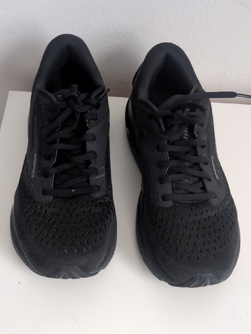 All-Black Women’s Lightweight Running Sneakers